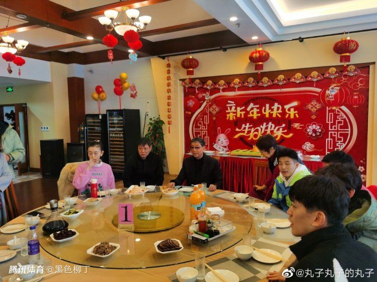500年前，布满迷信色采的西班牙，以为海洋的绝顶有魔鬼守侯著，只有帆海家哥伦布深信，海洋的绝顶是一片新地盘，几经辛劳说服女皇帮助冒险路程的他终究发现新年夜陆，惋惜贵族们都视这地盘为猪肉，只有他愿意保持乐园的天然质朴，终被奸人排拆，事实实际与胡想的间隔，会否摆荡这位胡想家的对峙呢？